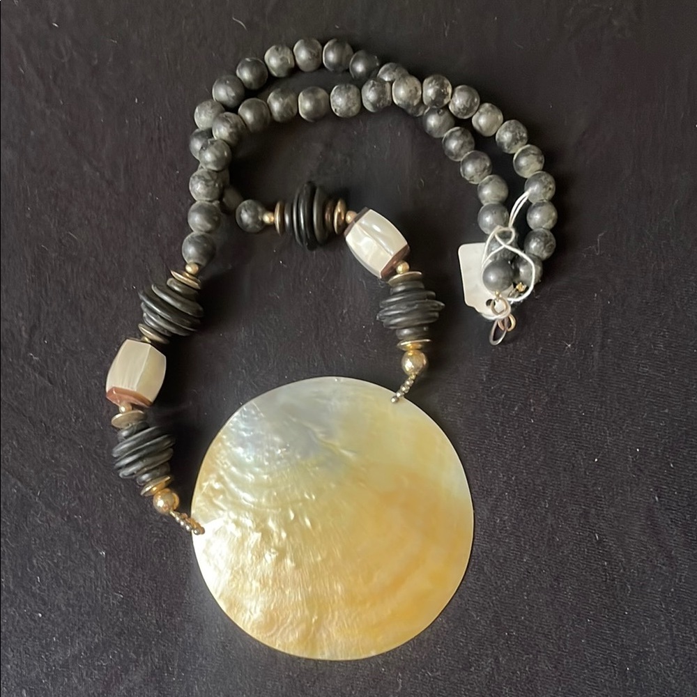 Elegant Gold and Black Shell Pendant Necklace